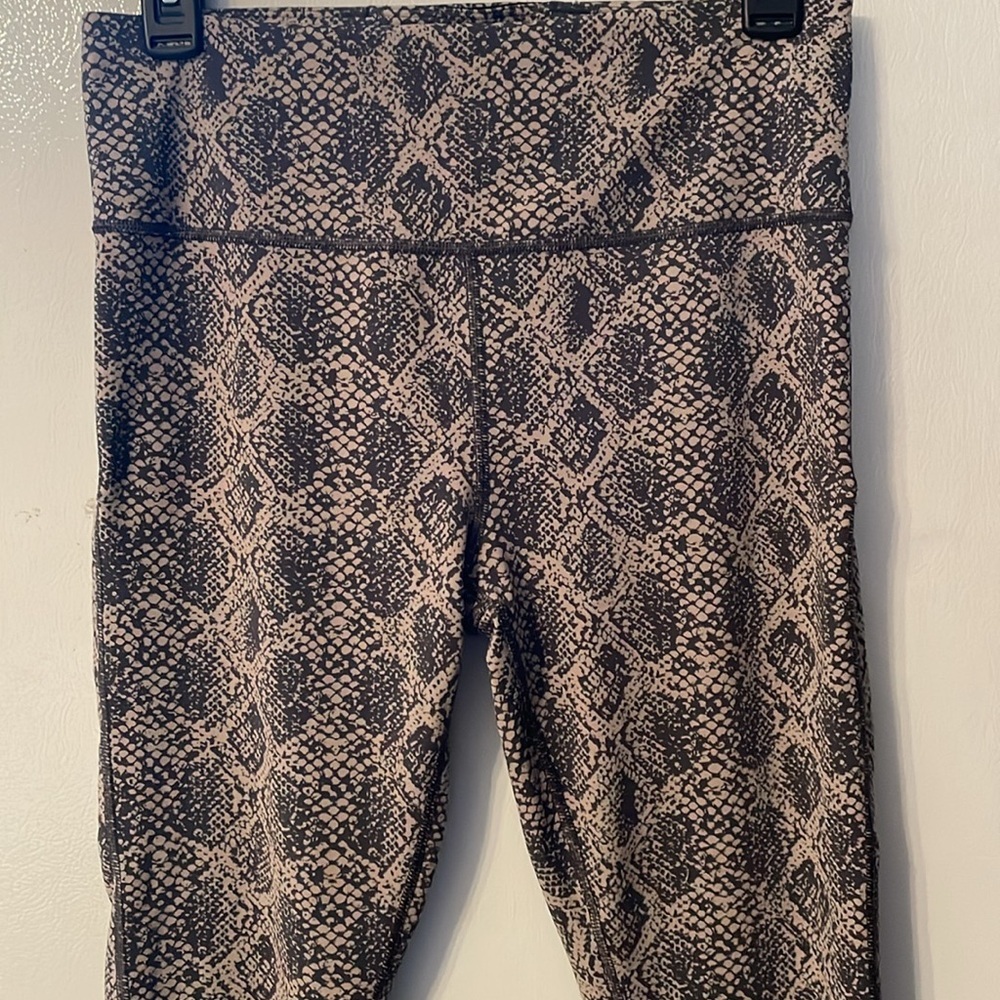 Athleta Small Ultimate 7/8 Tight in Gray and Cream Pattern - Picture 2 of 6